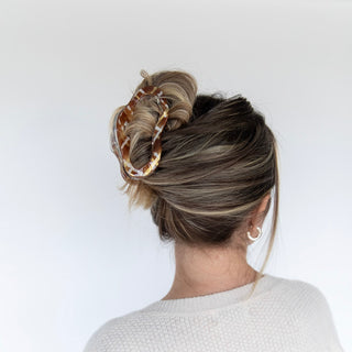 Large Luxe Oval Claw Clip – Caramel Marble